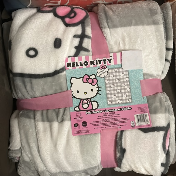 NEW Hello Kitty Plush Throw Blanket Grey With Pink Bow TWIN 60 in by 90in - Picture 2 of 3